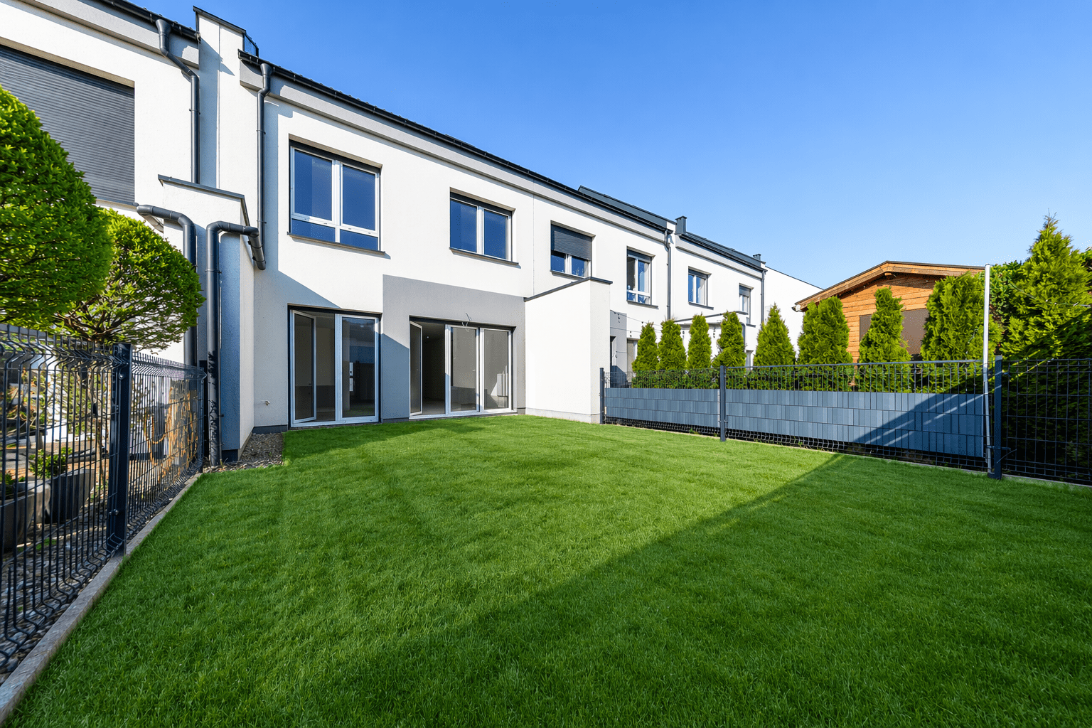Nowoczesny szeregowiec z ogrodem i fotowoltaiką 4,8 kW – Plewiska