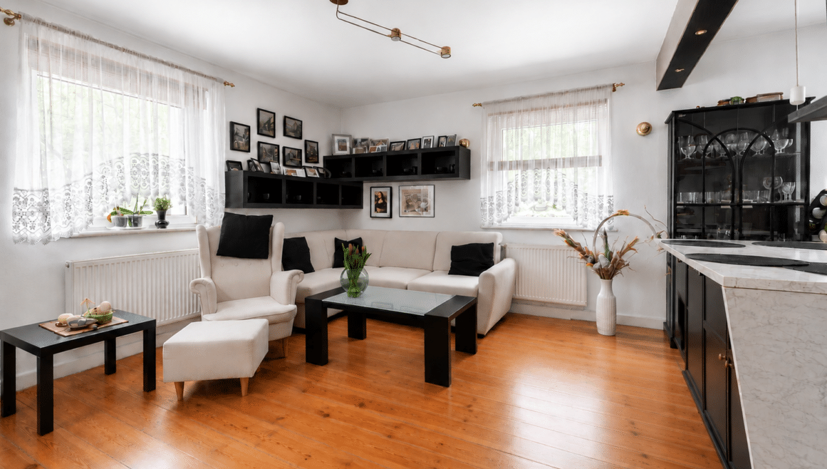 Przytulny salon z czarnymi półkami